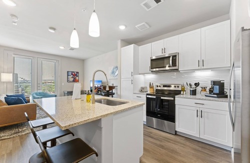 Windsor Park Apartment | Prime Soco Bright 2BR King Suite w Pool Parking