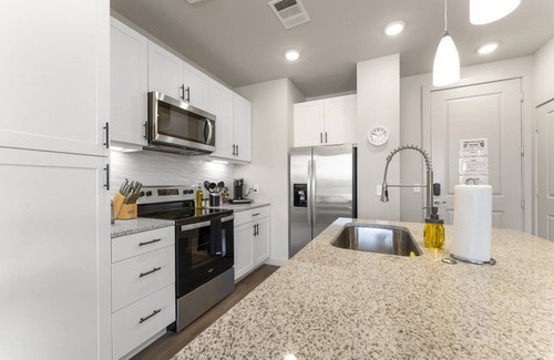 Windsor Park Apartment | Prime Soco Bright 2BR King Suite w Pool Parking