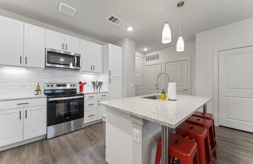 Windsor Park Apartment | Prime Soco Charming 1BR King Suite w Pool Parking
