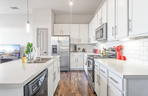 Windsor Park Apartment | Prime Soco Charming 1BR King Suite w Pool Parking