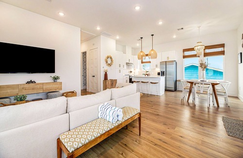 San Luis House | Prime | Steps to Beach | Large Deck | Modern