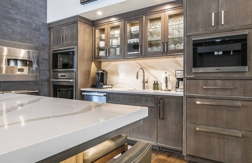 Vail House | Prime Vail Village stay: walk to lifts, dining, trails & shops from Avanti