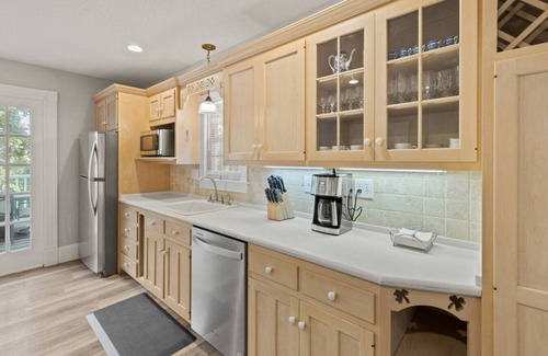 West Hartford House | Prime West Hartford Center Location: Historic Gem