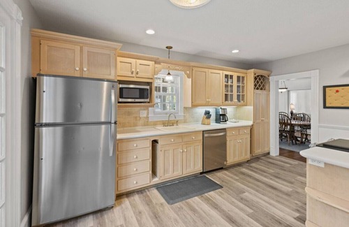 West Hartford House | Prime West Hartford Center Location: Historic Gem