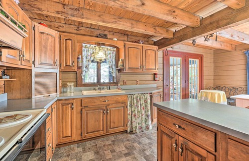 Middlebury House | Primitive Goshen Pine Lodge with Fireplace!