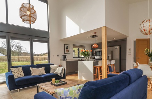 Doddiscombsleigh House | PRIMROSE BARN, pet friendly, with a garden in Doddiscombsleigh