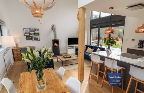 Doddiscombsleigh House | PRIMROSE BARN, pet friendly, with a garden in Doddiscombsleigh