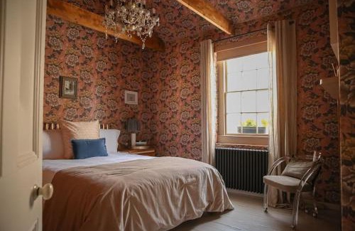 Bath House | Primrose Cottage - with Private Courtyard & Sun Terrace in Central Bath