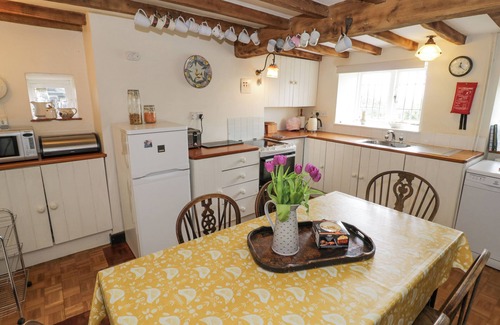 Banbury Cottage | PRIORS MEAD, pet friendly, character holiday cottage in Cropredy