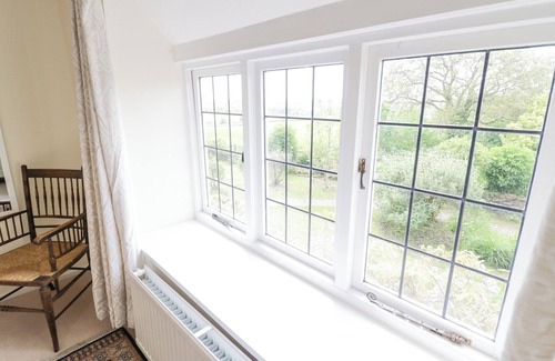 Banbury Cottage | PRIORS MEAD, pet friendly, character holiday cottage in Cropredy