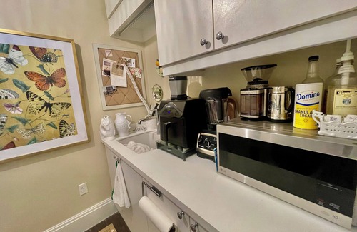 Redevelopment Area Condo | Pristine 2-bed condo +den w/daybed, a block and a half to Downtown Olde Naples.