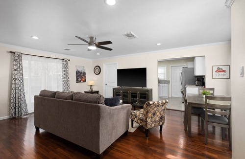 Fresno House | Pristine 3B/1Bth, EasyA to US99 and Nat'l Parks