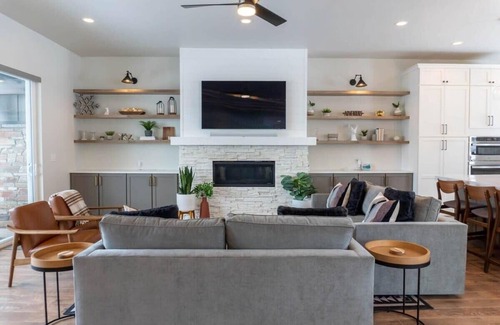 Deer Mountain House | Pristine 3BR w/Hot Tub - 15min to Park City!