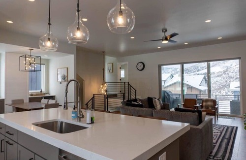 Deer Mountain House | Pristine 3BR w/Hot Tub - 15min to Park City!