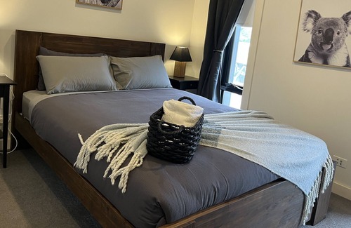 Hawthorn Apartment | Pristine apartment in Kew School Zone, Walk to Glenferrie Rd, great PT links