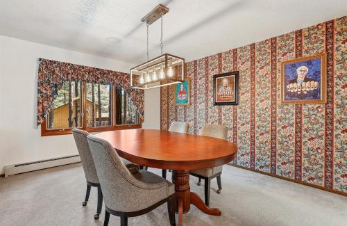 Flagstaff House | Pristine Cabin on Wooded Lot. Fantastic Location Pool Table