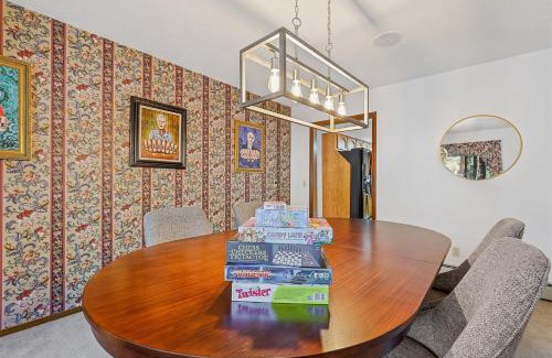 Flagstaff House | Pristine Cabin on Wooded Lot. Fantastic Location Pool Table