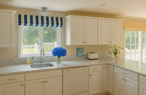 Dennis House | Pristine Home, Walk to Mayflower & Bayview Beaches!