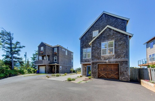 Lincoln City House | Pristine Home with Stunning Views, Short Walk to Beach - Right in Town