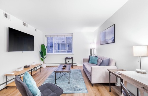 Lake View East Apartment | Pristine Lakeview l Boystown l Wrigley Haven l Beach