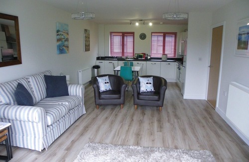 Saint Austell Bay Apartment | PRISTINE MODERN APARTMENT, PRIVATE BEACH, STUNNING SEA VIEW. 15% OFF 1 WK PLUS!
