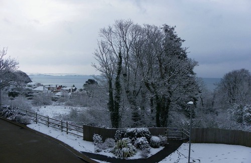 Saint Austell Bay Apartment | PRISTINE MODERN APARTMENT, PRIVATE BEACH, STUNNING SEA VIEW. 15% OFF 1 WK PLUS!