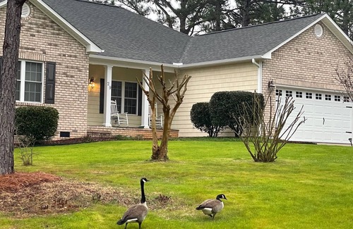West End House | Pristine Pinehurst #6 home - Gated backyard - 2 min to courses. Handicap Access
