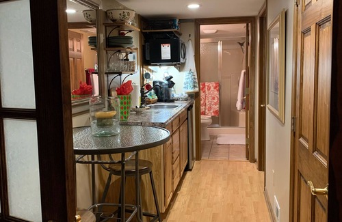 Polaris Apartment | Pristine Private Entry Studio with Gas Fireplace @ I-71 Polaris