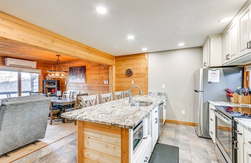Seven Springs House | Pristine Resort Townhome 2 Mi to Seven Springs Mtn