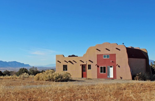 Cortez Apartment | Privacy and Views, Pet-Friendly couples' retreat close to Phil's World