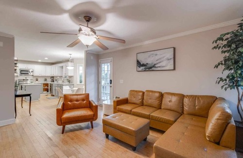 Lexington House | Privacy, Family, 3 Smart TVs, Wi-Fi, Deck, 2 Acres