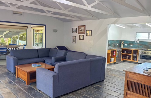 Muri House | Privacy in the hub of beautiful Muri Beach