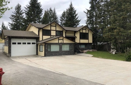 Golden House | Privacy, relaxation, fenced yard