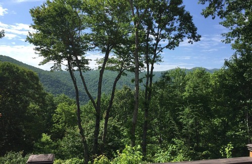 Burnsville Cottage | Privacy & Solitude! Cute as a button! Awesome views!