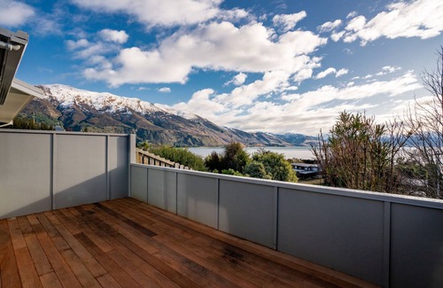 Lake Hawea Condo | Privacy with spectacular lake view. All new duplex apartment 5min walk to beach.
