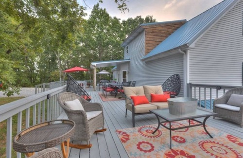 Branson House | Privacy16Acres: Gathering Events-FirePit MountainView-Trampoline 3Decks-Game Rm