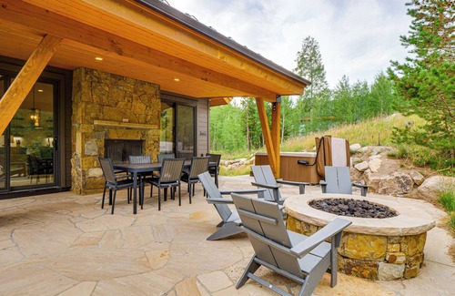 Silverthorne House | Private 1+ Acre & Hot Tub: Silverthorne Mtn Escape