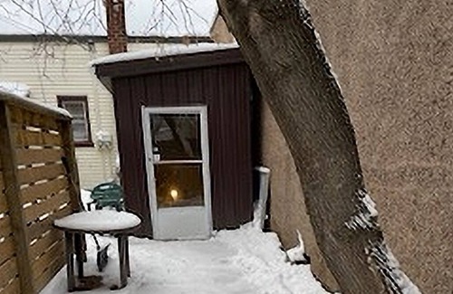 Thunder Bay Apartment | PRIVATE, 1 BDM APT Sleeps 2 . NEAR AIR, TRANSPORT, SHOPS. Quiet nites.
