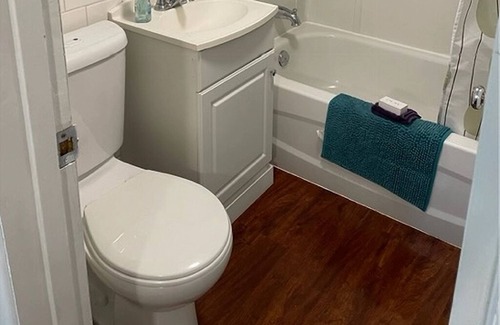 Thunder Bay Apartment | PRIVATE, 1 BDM APT Sleeps 2 . NEAR AIR, TRANSPORT, SHOPS. Quiet nites.
