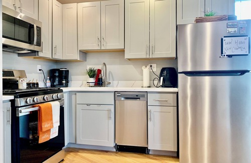Chelsea Apartment | Private 1-Bedroom with Shared Common Spaces – Close to Logan & Boston