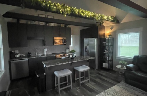 Madison House | Private 1 BR Home with Hot Tub,Firepit & 5 min to dwtn
