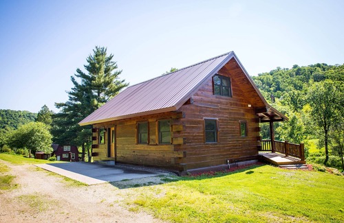 Lansing House | Private 10 acre Family Friendly Cabin w/zipline minutes from Mississippi River!