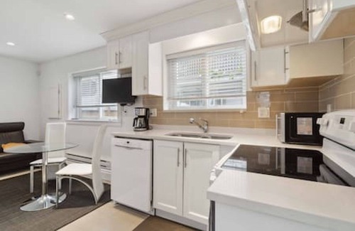East Side House | Private 1BR Laneway Home!