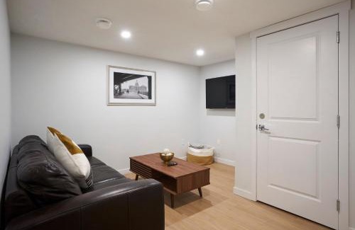 West Edmonton House | Private 1BR Suite with Full Kitchen, Sofa Bed, Near West Edmonton Mall