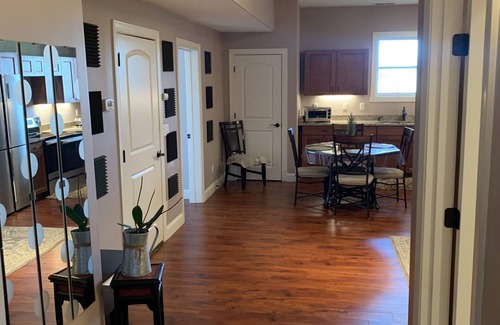 Leicester House | Private 1st Floor Unit - Full Kitchen - Master BR w King sized bed - 13 min 2 DT