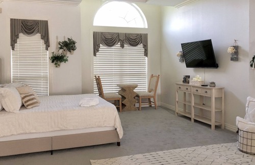 Dallas House | Private 20+ Acre Estate. Enjoy Space & Freedom.
