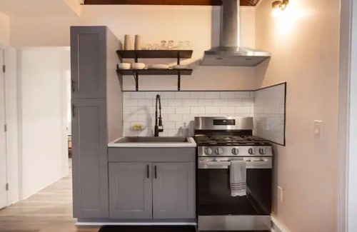 Hawthorne House | Private 2BR + Hot Tub & FirePit - Workspace, Parking & Mins to LAX, SoFi, Beach