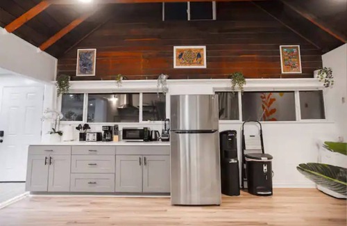 Hawthorne House | Private 2BR + Hot Tub & FirePit - Workspace, Parking & Mins to LAX, SoFi, Beach