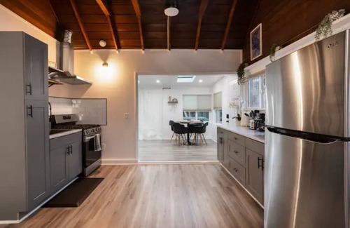 Hawthorne House | Private 2BR + Hot Tub & FirePit - Workspace, Parking & Mins to LAX, SoFi, Beach