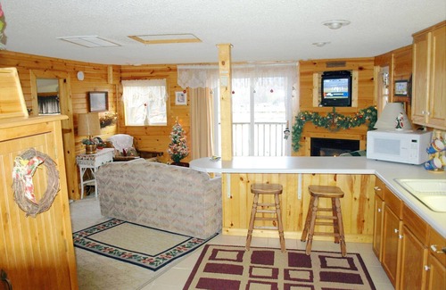 Edgerton Cottage | PRIVATE -2hrs N of Chic-on Rvr/Lk Koshn area